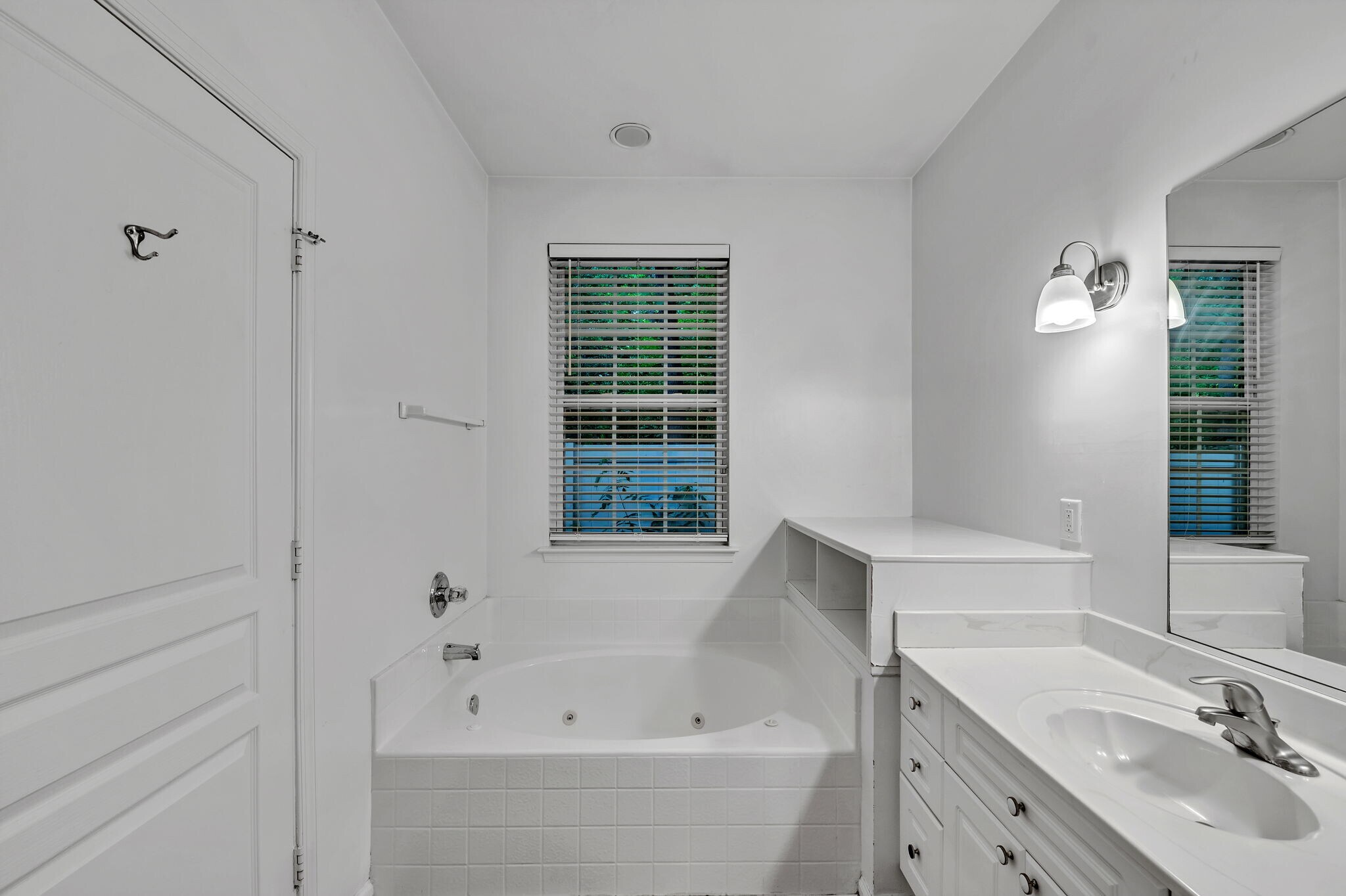 Building Photo - 5905 Echingham Dr