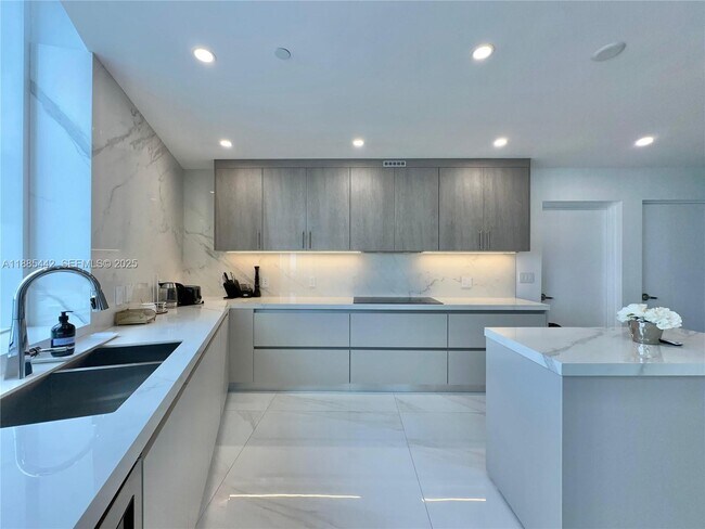 Building Photo - 15901 Collins Ave