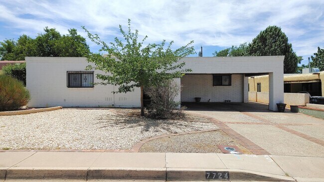 Building Photo - Spacious 3 Bedroom 2 Bathroom Home In The NE!