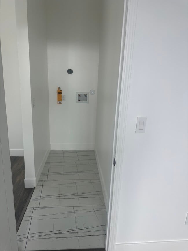 Building Photo - 10859 Nettleton St