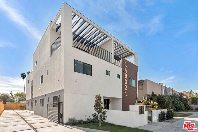 Building Photo - 14802 Vanowen St