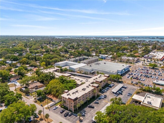 Building Photo - 2525 W Bay Dr