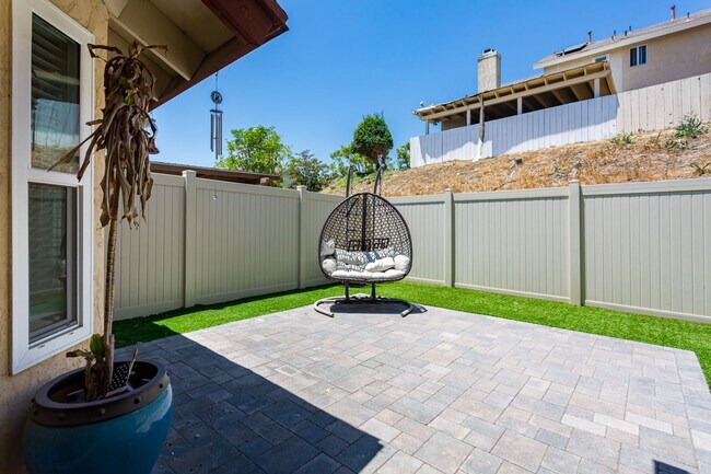 Building Photo - Charming Remodeled Townhome!