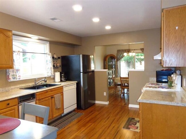 Building Photo - 137 Sunset Cir