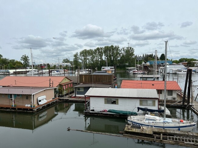 Building Photo - 2 Bed, 2 1/2 Bath townhome close to the Ri...