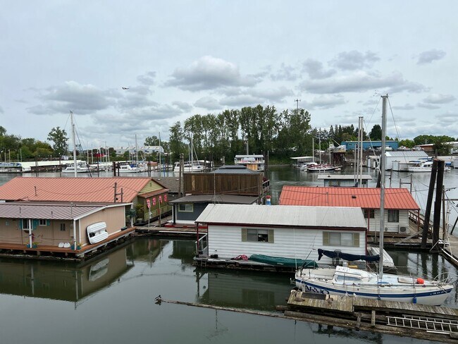 Building Photo - 2 Bed, 2 1/2 Bath townhome close to the River! Free month's rent on a 1 year lease!