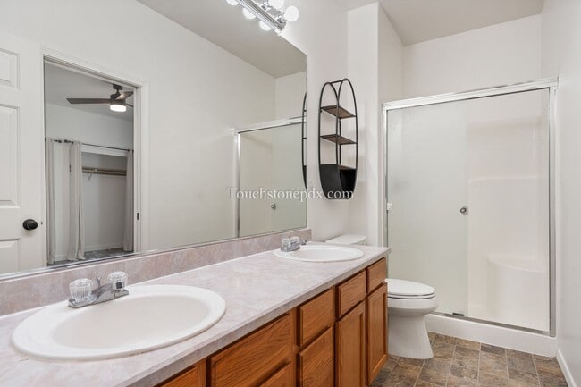 Building Photo - Newly Updated 2 Bed/2 Bath Home in Private...
