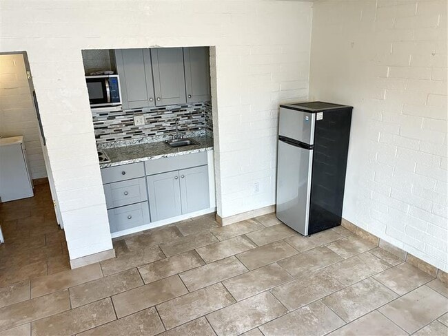 Building Photo - 1643 S State St