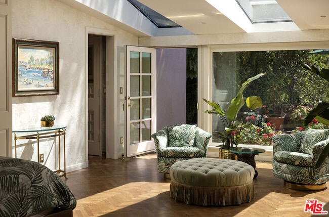 Building Photo - 10030 Toluca Lake Ave