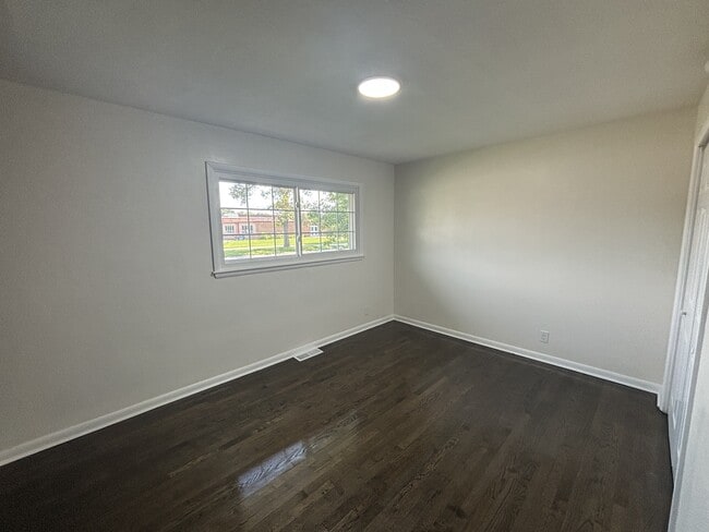 Building Photo - 3700 W 21st Ave