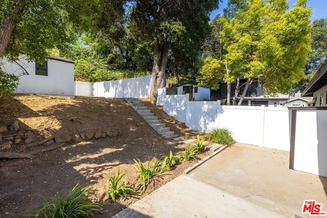 Building Photo - 1942 Chickasaw Ave