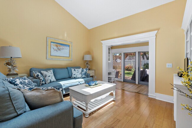 Building Photo - 470 9th Pl