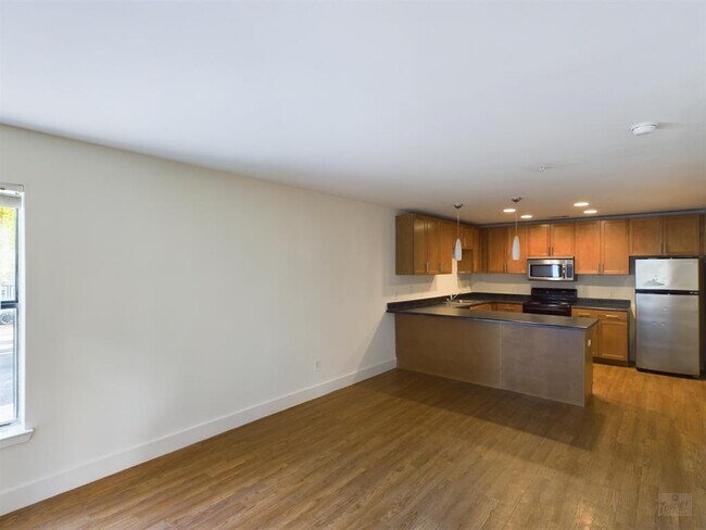 Building Photo - 711 W 32nd St