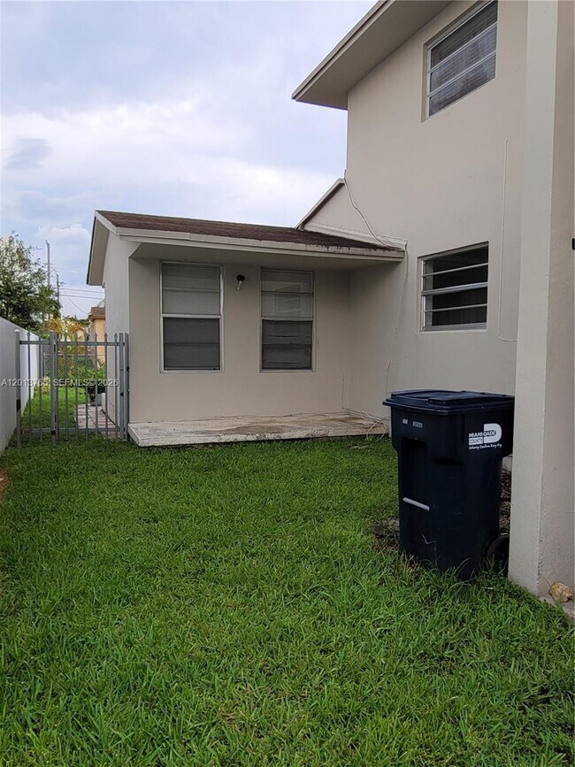 Building Photo - 3425 SW 89th Ave