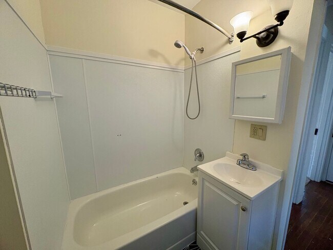 Building Photo - 519-5195 S Market St