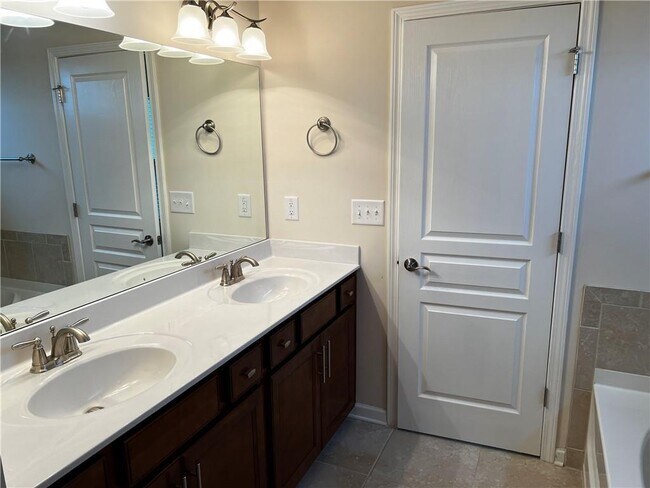 Building Photo - 701 Woodbridge Dr