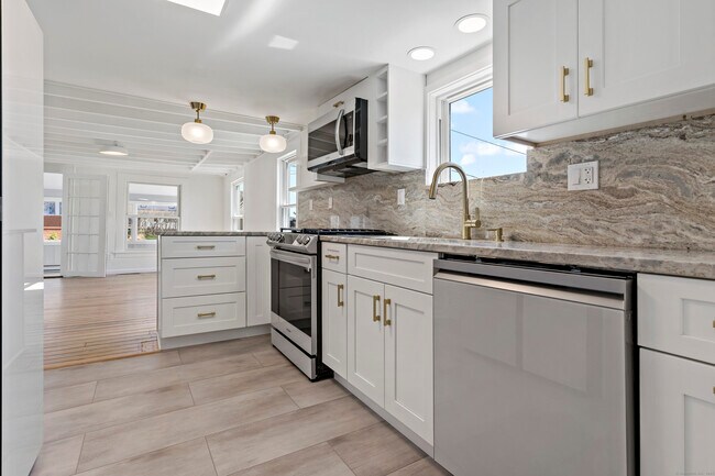 Building Photo - 14 2nd Ave