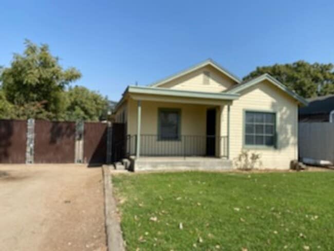 Building Photo - Adorable 2 Bedrooms and 1 bathroom home with large backyard