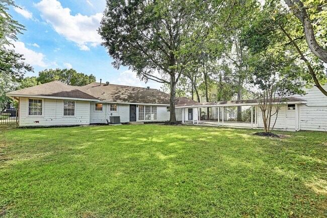 Building Photo - 3709 Parkwood Dr