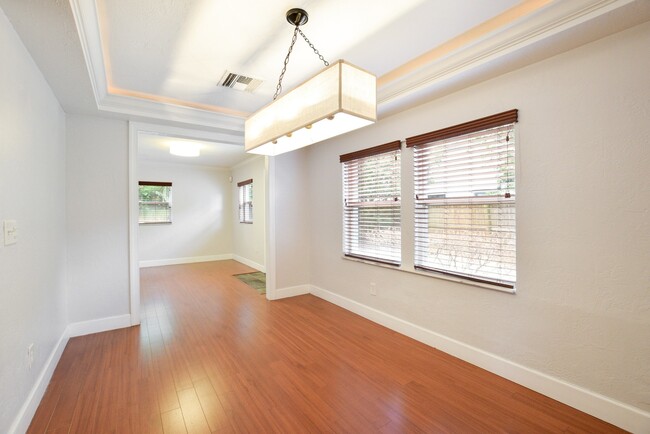 Building Photo - Charming 4/2 Colonial Town North Home with...