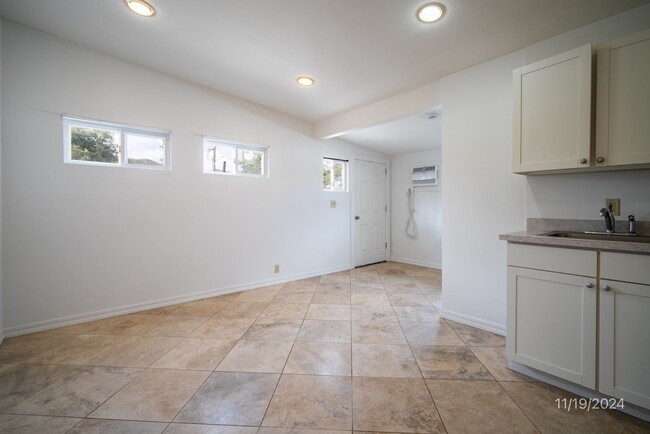 Building Photo - Studio in Kailua, Avail Now, Schedule an A...