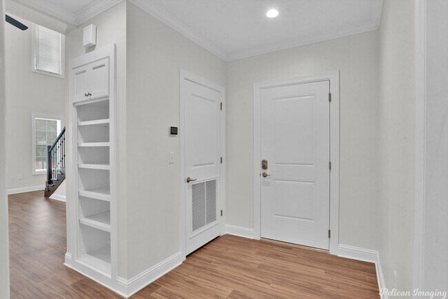 Building Photo - Luxury, Convenience & Fun All in One! Noth...