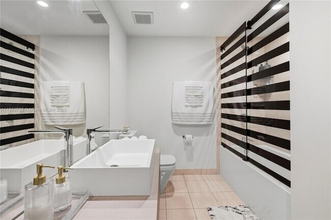 Building Photo - 1000 Brickell Plaza