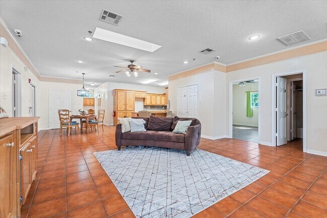 Building Photo - 10 Lowery Ln