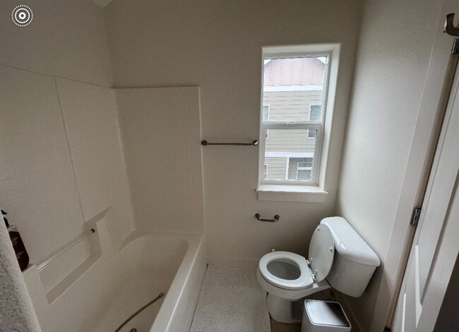 Building Photo - Stunning End-Unit Townhouse 3 bed, 2.5 bat...