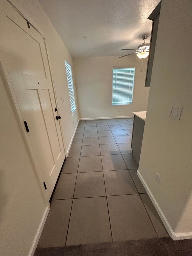 Building Photo - Spacious 5 Bedroom 4 Bathroom in Tulare!!