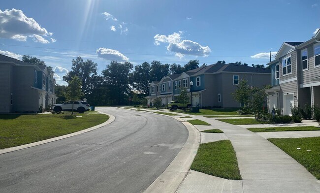 Building Photo - New 3/2.5 End Unit Townhouse!