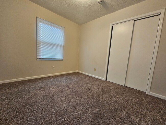 Building Photo - NE 3 bedroom 1 bath, no stairs, 2 stall garage. Near Hyvee