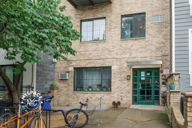 Building Photo - 52 Monitor St