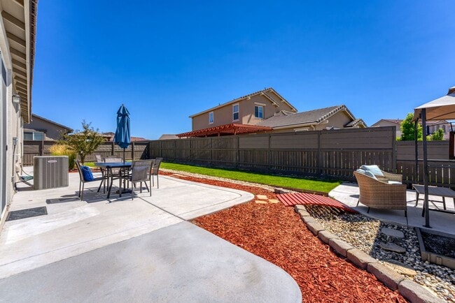 Building Photo - FULLY FURNISHED SPANISH SPRINGS HOME WITH HOT TUB & UTILITIES INCLUDED