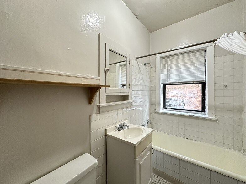 Building Photo - 1312 Oak Ave