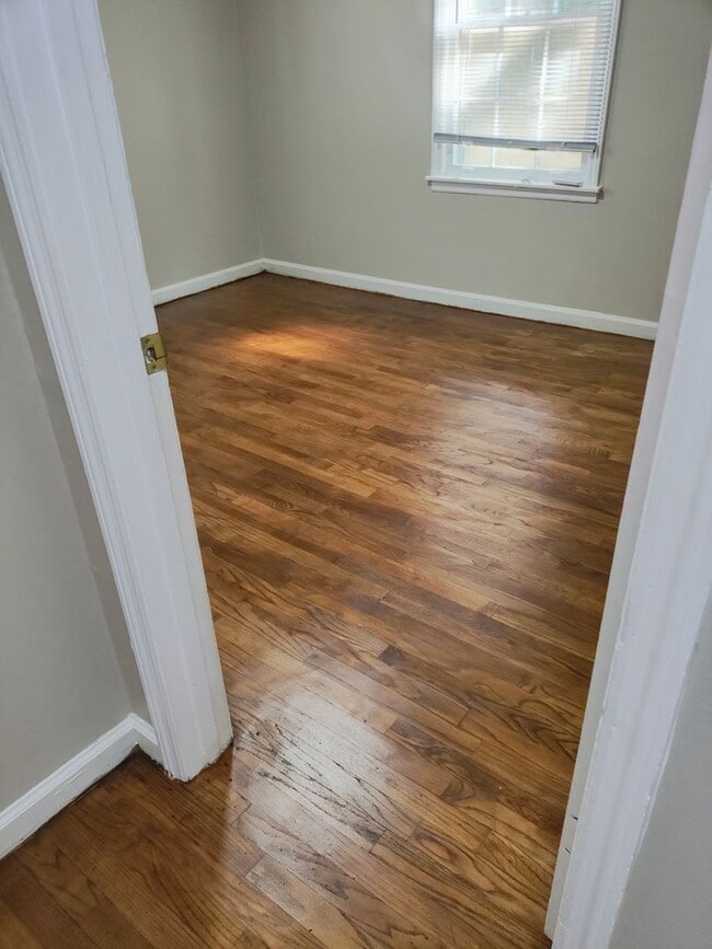 Building Photo - Adorable 3 bedroom, 1 bath home in the Mac...