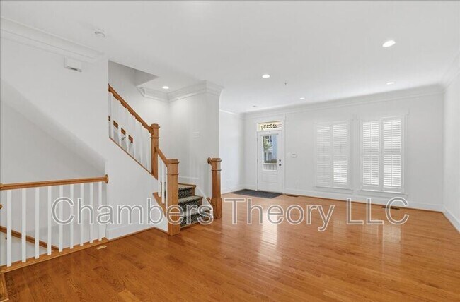 Building Photo - 2735 Linden Ln