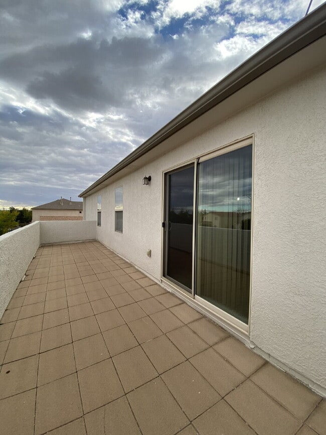 Building Photo - Large 5BR/2Story w/Balcony - Northern Meadows