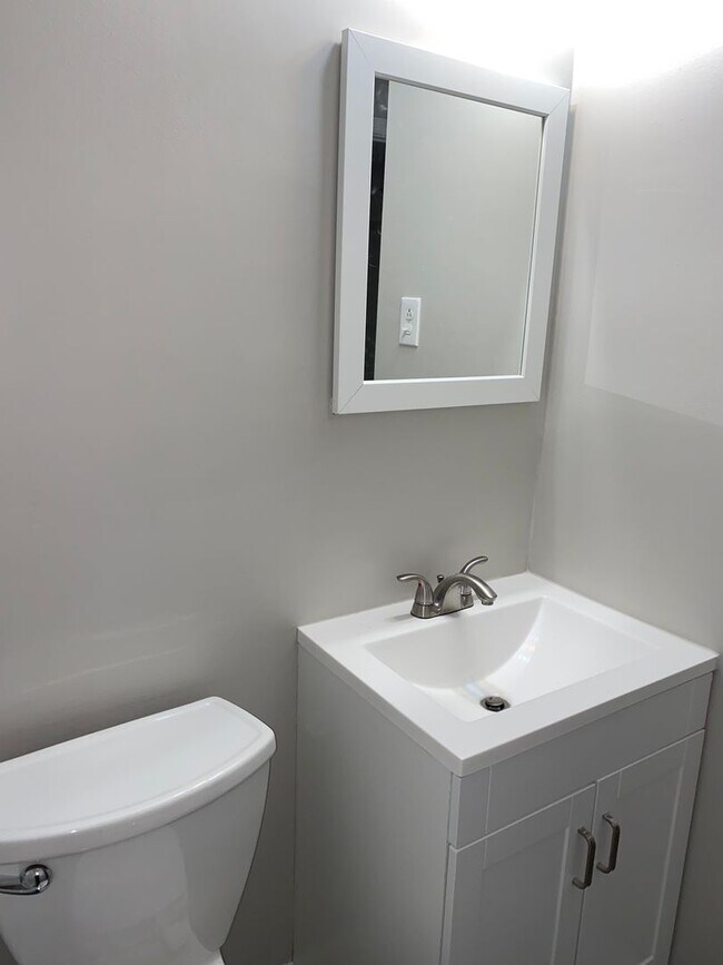 Building Photo - Spacious 1 Br Unit walking distance to Edsall Station