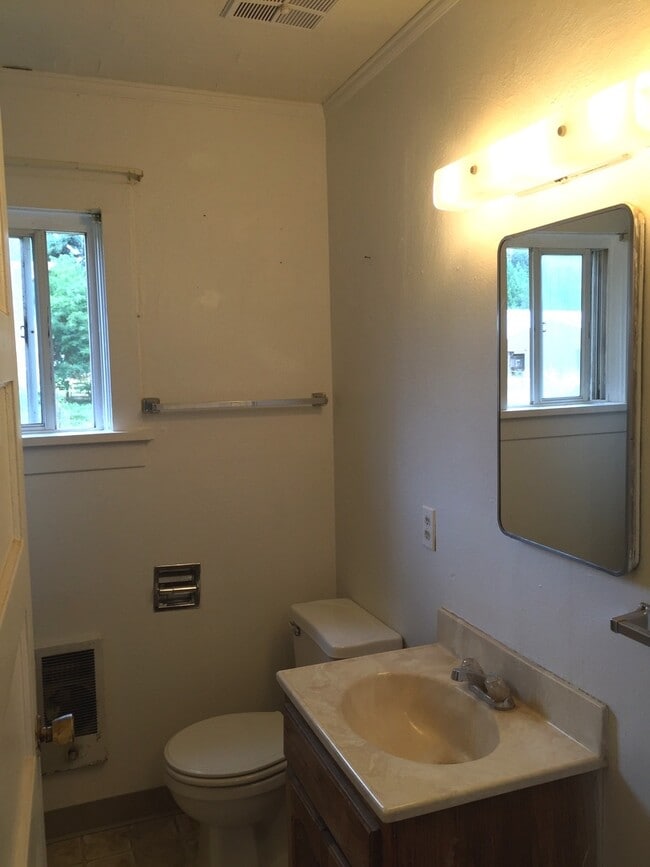 Building Photo - Country Charm Property North Vancouver!