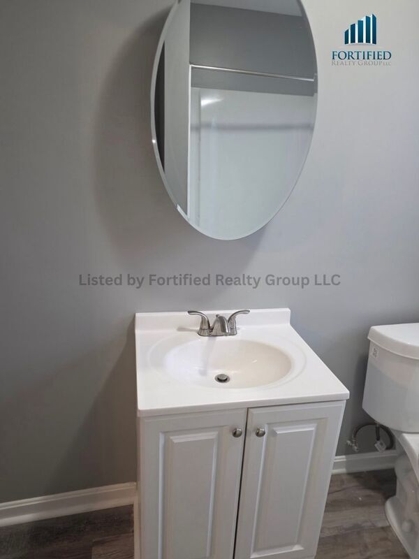 Building Photo - 25 Saxon St