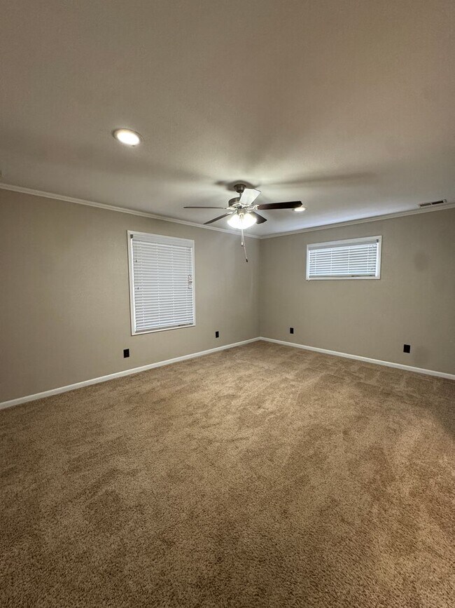 Building Photo - Incredible 4 Bed / 2 Bath updated Home, Available Now!