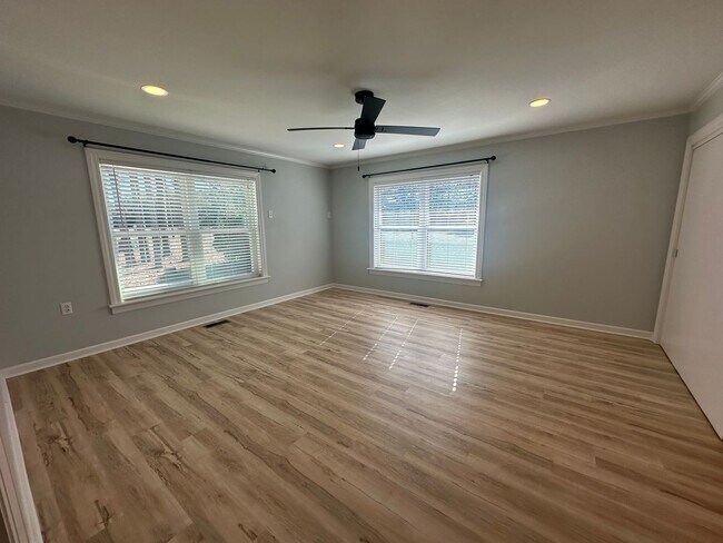 Building Photo - Updated 2 Bedroom, 1 Bath Home Locate Close to Wrightsville Beach