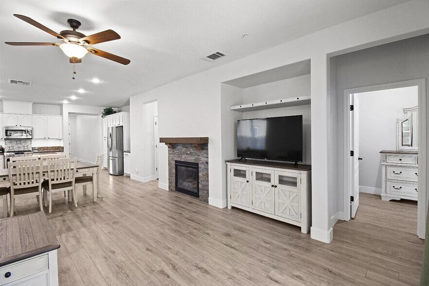 Building Photo - 325 Indian Runner Ct