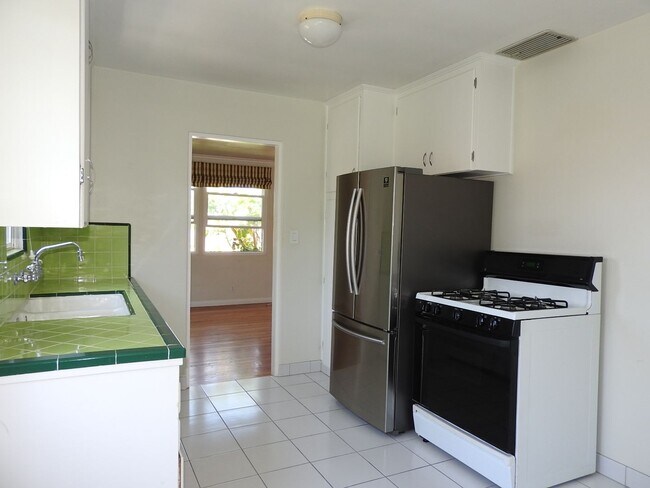 Building Photo - Beautiful Duplex with Ocean Breeze