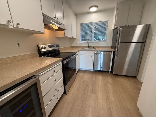Building Photo - BEAUTIFULLY UPDATED 2 BD/1.5 BA, 2-STORY, END UNIT CONDO WITH GREAT HILL VIEWS IN SAN RAFAEL