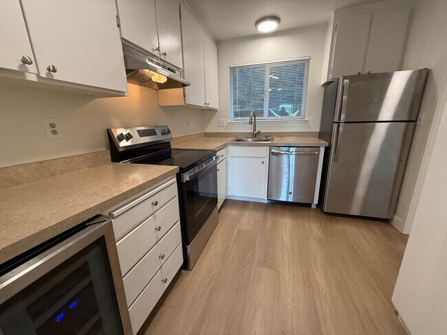 Building Photo - UPDATED 2 BEDROOM END UNIT 2-STORY CONDO WITH GREAT VIEWS IN SAN RAFAEL