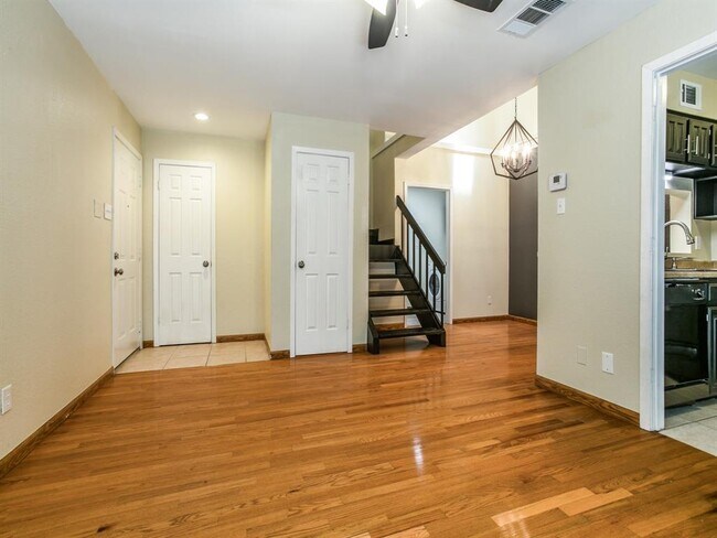 Building Photo - 336 Melrose Dr