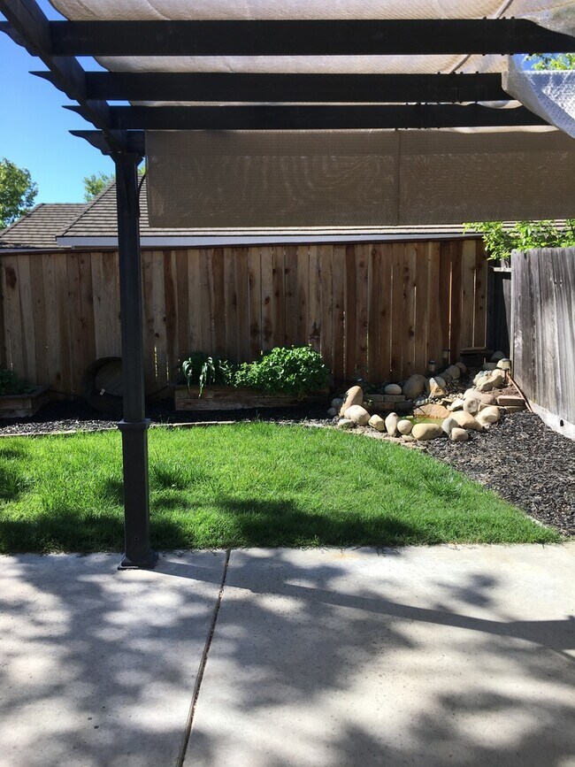 Building Photo - Updated Roseville Home