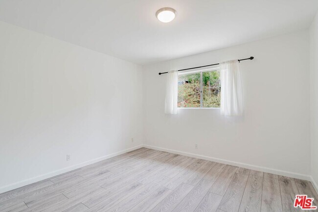 Building Photo - 10539 Samoa Ave